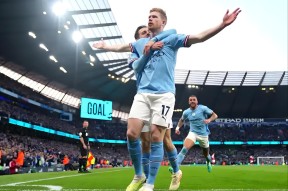 德布劳内连续十五场比赛得分超过表现优异，西班牙队不断突破！(德布劳内5个过人技巧)-爱游戏