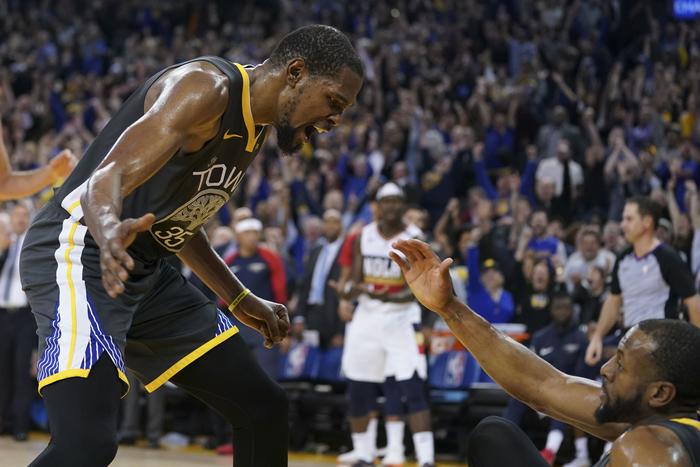 杜兰特重要时刻重要助攻，勇士带队取胜！(杜兰特为勇士让他复出辩护)