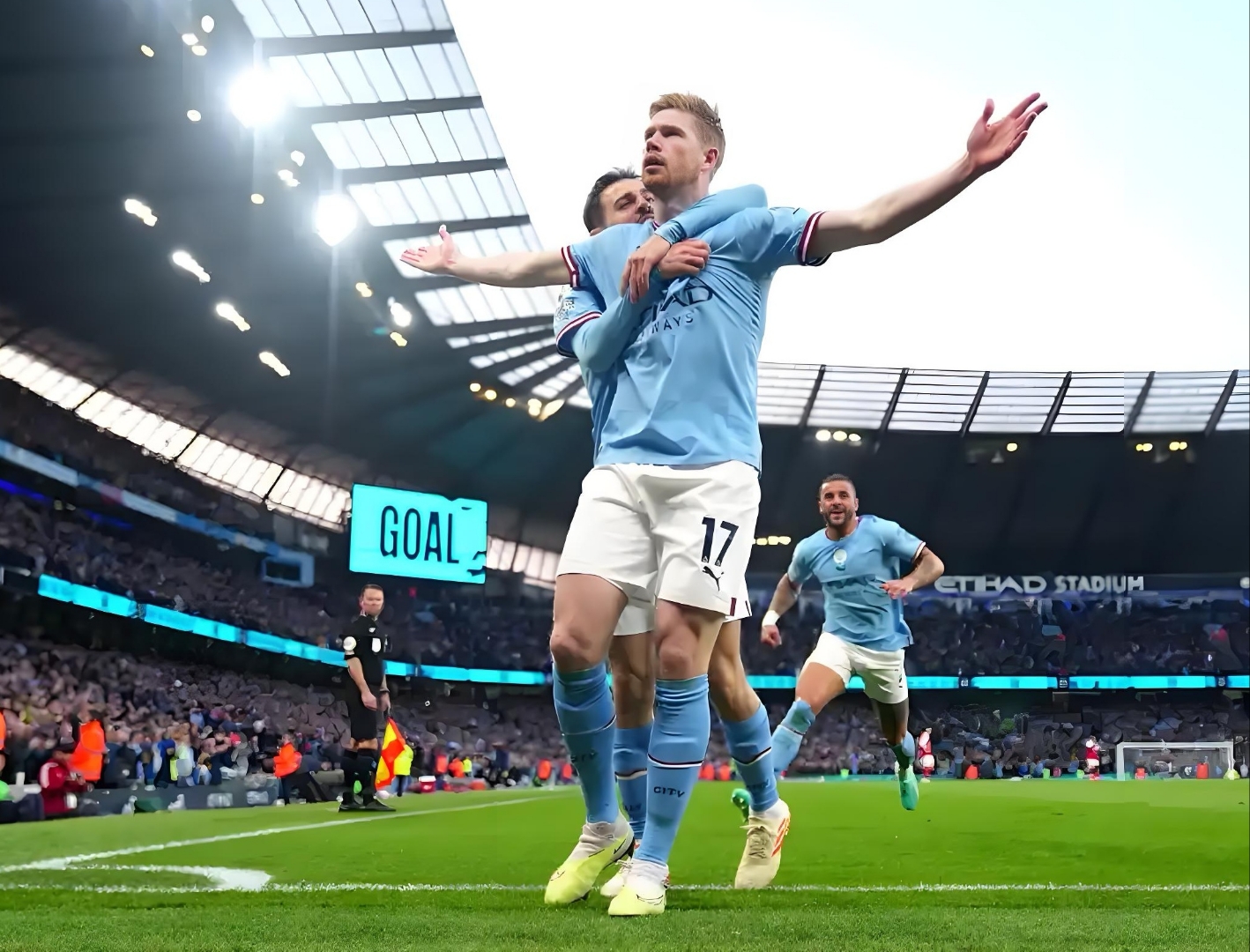 德布劳内连续十五场比赛得分超过表现优异，西班牙队不断突破！(德布劳内5个过人技巧)