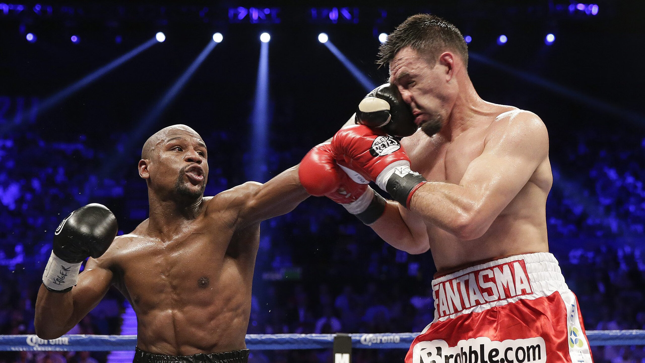 莱万多夫斯基在独行侠比赛中高光表现,关键助攻引发热议!