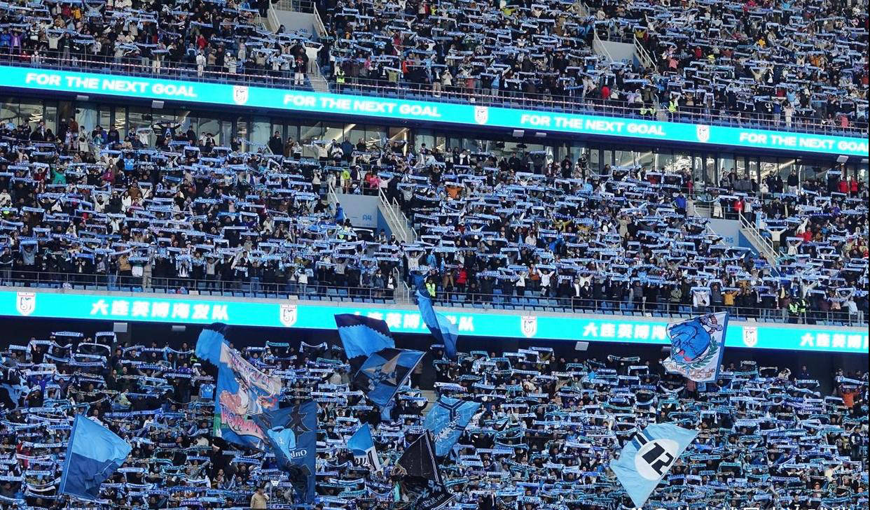 今晨马赛调整名单以备全明星赛，外线爆发环节打磨，气氛紧张，赛程密集仍需轮换(比赛现场气氛紧张激烈)