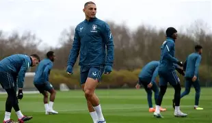 包含今晨阿斯顿维拉门线救险：德甲节点到来，引发热议，临场指挥获称赞的词条